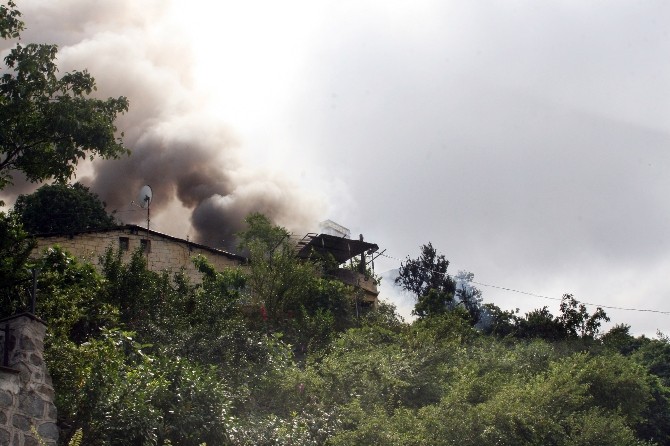 Trabzon’da Yangın 2 Evi Kullanılamaz Hale Getirdi