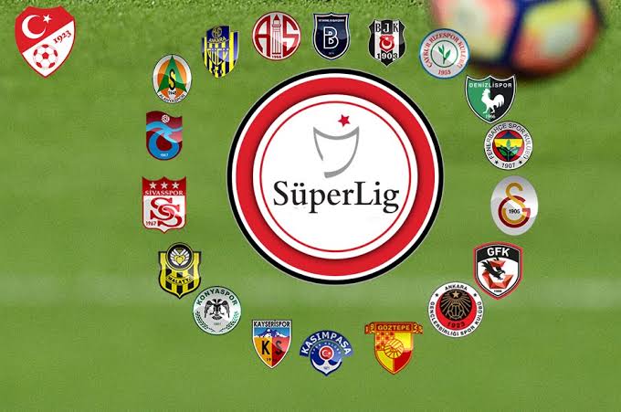 Süper Lig ekibinin taraftar grubu yönetimi topa tuttu