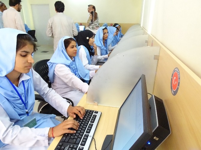 TİKA’dan Pakistan’da Kırsal Bölgede Yaşayan Genç Kızlara Bilgisayar Laboratuvarı