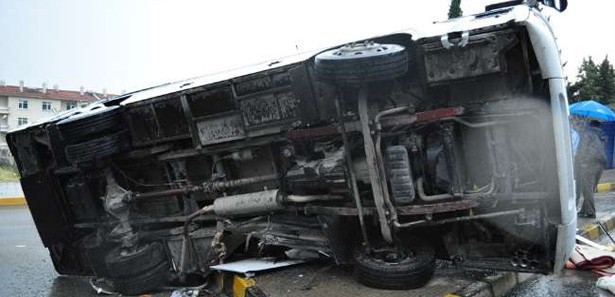 Uşak'ta servis minibüsü devrildi: 17 yaralı