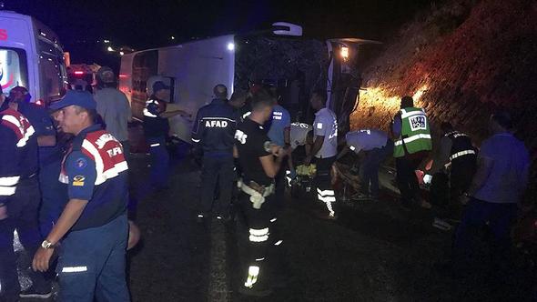 Karaman'da yolcu otobüsü devrildi! 3 ölü 40 yaralı